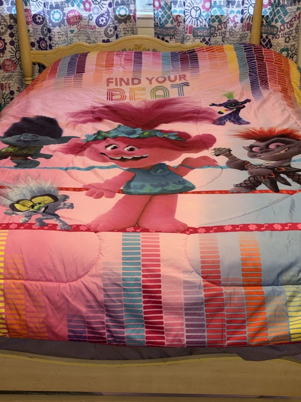 DreamWorks Trolls Pink Multicolor 'Find Your Beat' Comforter